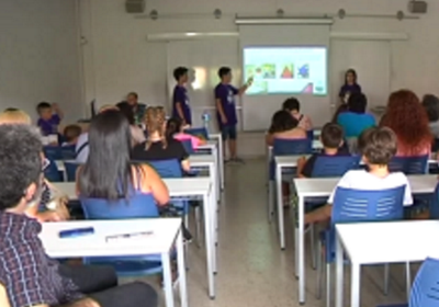Alumnes de l'INS Baix a Mar de Vilanova fan de professors a l'EPSEVG en la 'Mostra d'Aprenentatges'