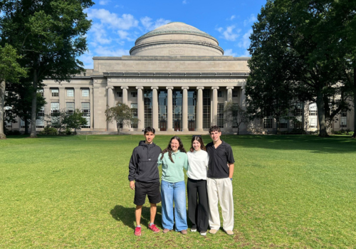 Marc Blanc Sans, Bruna Colomer, Núria Padilla y Pau Martín en el Instituto Tecnológico de Massachusetts (MIT).